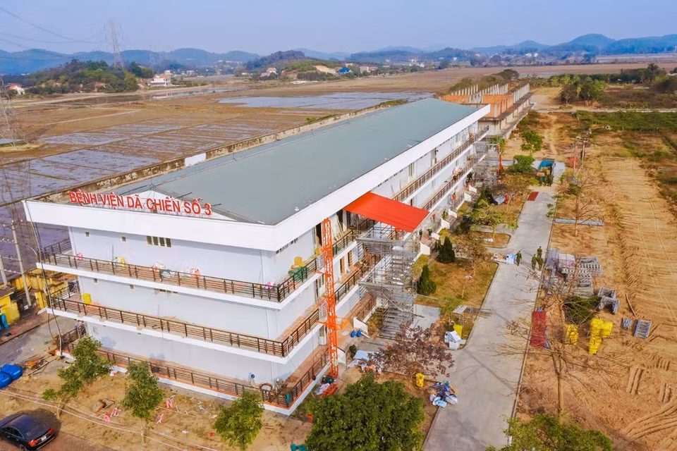 Bệnh viện có diện tích khoảng 5.000m2, vốn là Trung tâm thực hành Thực nghiệm, trường Đại học Sao Đỏ - Cơ sở 2 (Chí Linh, Hải Dương) đã được cải tạo theo đúng thiết kế vận hành của một bệnh viện dã chiến tiêu chuẩn. (Ảnh: TTXVN phát)