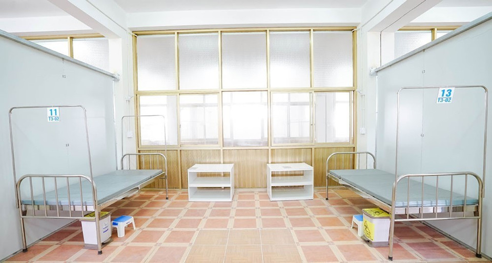 Mỗi giường bệnh được trang bị đủ công tắc, ổ cắm, đèn chiếu sáng. Các phòng bệnh nhân nặng có bố trí nút nhấn khẩn cấp báo đến trung tâm chỉ huy. (Ảnh: TTXVN phát)