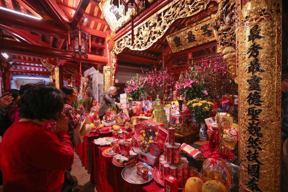 Người dân đến làm lễ tại đền Kim Liên, nơi thờ Cao Sơn Đại vương mồng 3 Tết Giáp Thìn. (Ảnh: Hoàng Hiếu/TTXVN)