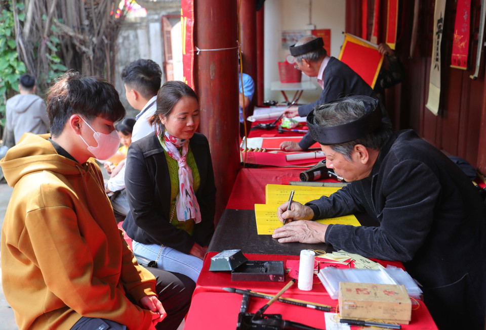 Xin chữ đầu xuân tại Đền Kim Liên. (Ảnh: Hoàng Hiếu/TTXVN)