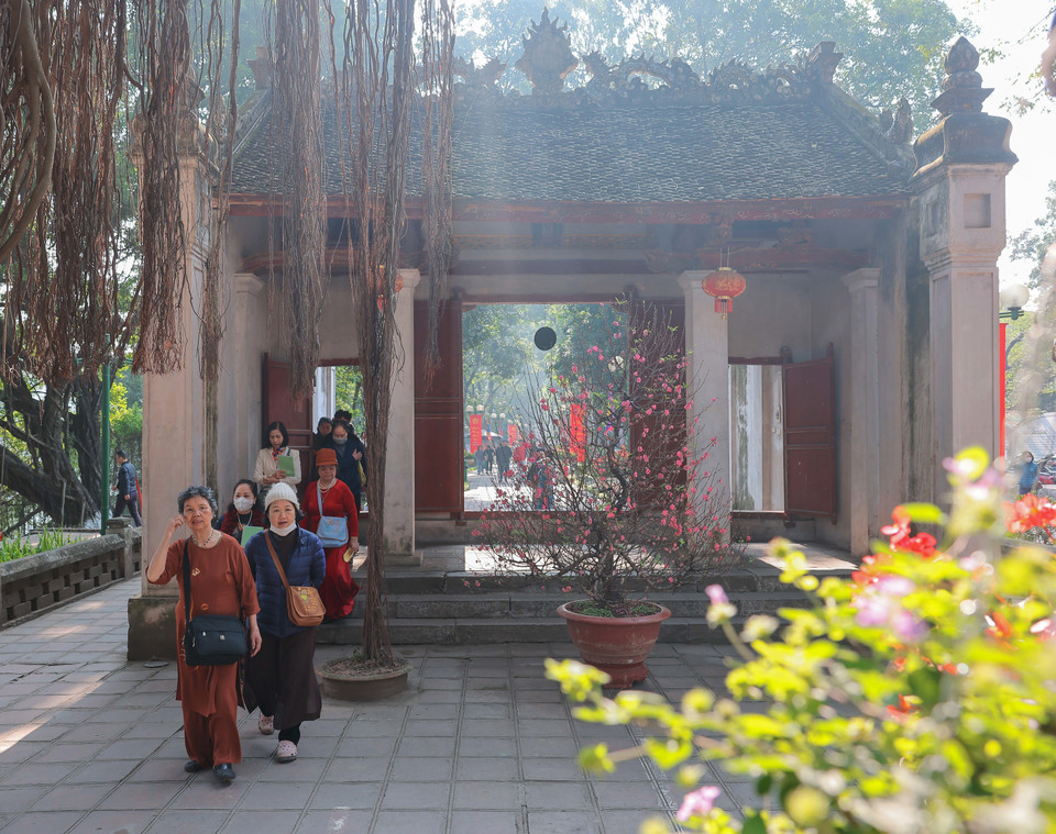 Người dân du Xuân đền Voi Phục sáng Mồng 3 Tết Giáp Thìn. (Ảnh: Hoàng Hiếu/TTXVN)