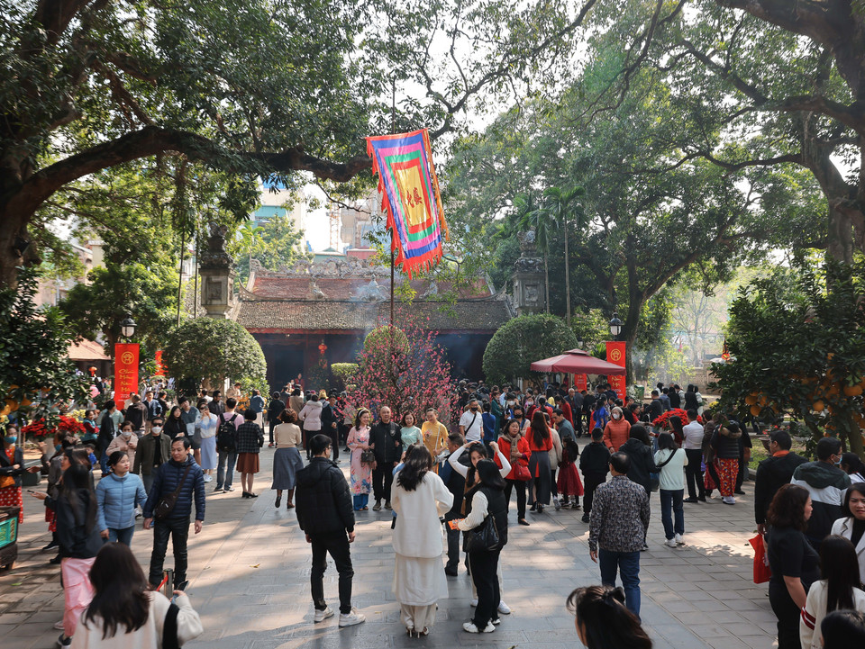 Nhiều người dân đến du Xuân tại đền Quán Thánh - một trong Thăng Long tứ trấn sáng mồng 3 Tết. (Ảnh: Hoàng Hiếu/TTXVN)