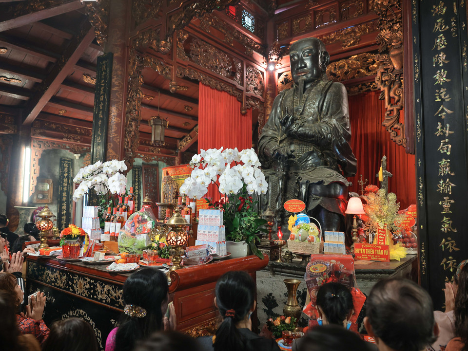 Trong đền Quán Thánh đang lưu giữ Bảo vật quốc gia - pho tượng Đức thánh Huyền Thiên Trấn Vũ được đúc năm 1677 bằng đồng đen cao khoảng 4m, nặng 4 tấn. (Ảnh: Hoàng Hiếu/TTXVN)