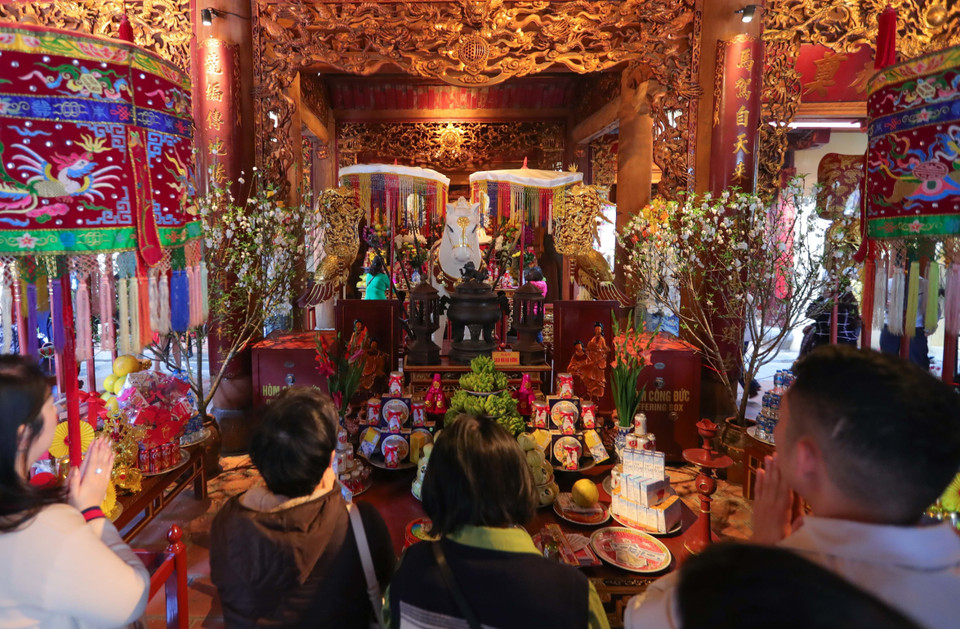 Người dân cầu nguyện tại đền Bạch Mã, nơi thờ thần Long Đỗ - trấn giữ, bảo vệ phía Đông Hà Nội. (Ảnh: Hoàng Hiếu/TTXVN)