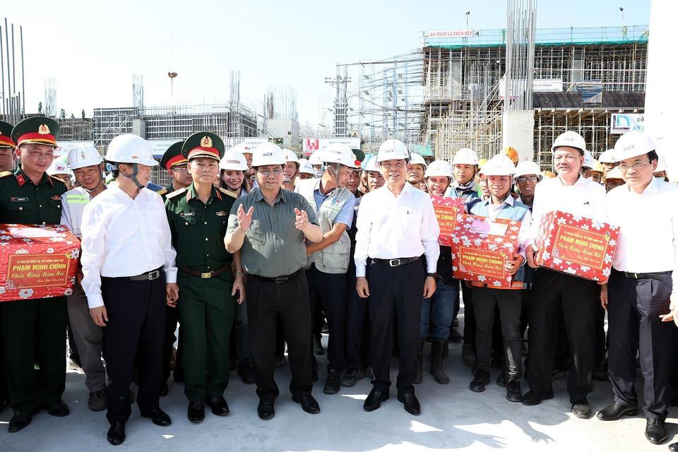 Thủ tướng Phạm Minh Chính thăm, kiểm tra, chúc Tết công nhân thi công Dự án xây dựng nhà ga hành khách T3 của Cảng Hàng không (CHK) Tân Sơn Nhất. (Ảnh: Dương Giang/TTXVN)