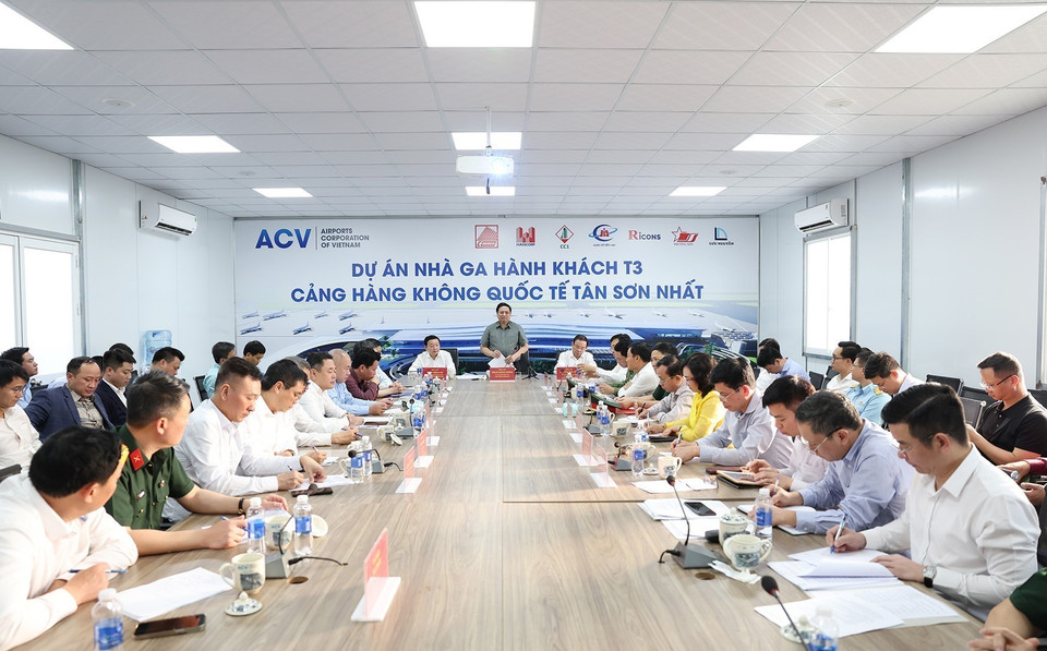 Thủ tướng Phạm Minh Chính làm việc với các bộ, ngành và các nhà thầu Dự án xây dựng nhà ga hành khách T3 CHK Tân Sơn Nhất. (Ảnh: Dương Giang/TTXVN)
