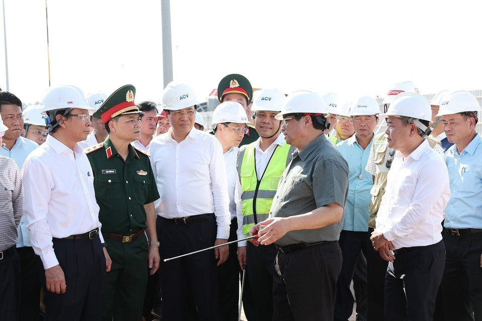 Thủ tướng Phạm Minh Chính kiểm tra tiến độ Dự án xây dựng nhà ga hành khách T3 của Cảng Hàng không (CHK) Tân Sơn Nhất. (Ảnh: Dương Giang/TTXVN)