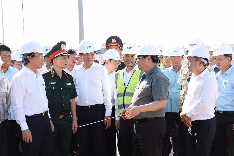 Thủ tướng Phạm Minh Chính kiểm tra tiến độ Dự án xây dựng nhà ga hành khách T3 của Cảng Hàng không (CHK) Tân Sơn Nhất. (Ảnh: Dương Giang/TTXVN)