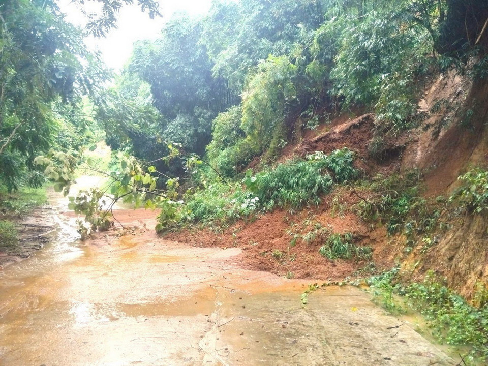 Mưa lớn đã gây sạt lở khoảng 1.000 m3 đất đá tại 11 điểm trên các tuyến đường xã ở huyện Văn Yên. (Ảnh: TTXVN phát)
