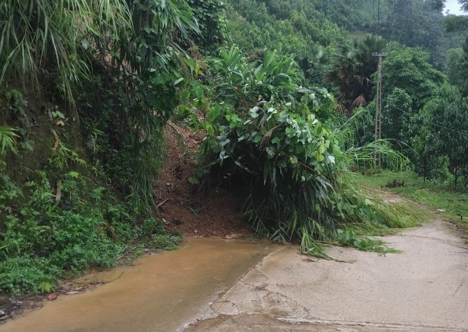Mưa lớn đã gây sạt lở khoảng 1.000 m3 đất đá tại 11 điểm trên các tuyến đường xã ở huyện Văn Yên. (Ảnh: TTXVN phát)