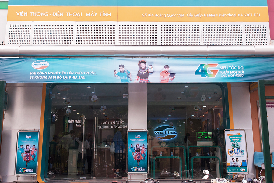 Cửa hàng Viettel tại 184 Hoàng Quốc Việt, Hà Nội thu hút sự chú ý của mọi người với hình ảnh 4G Viettel tràn ngập.