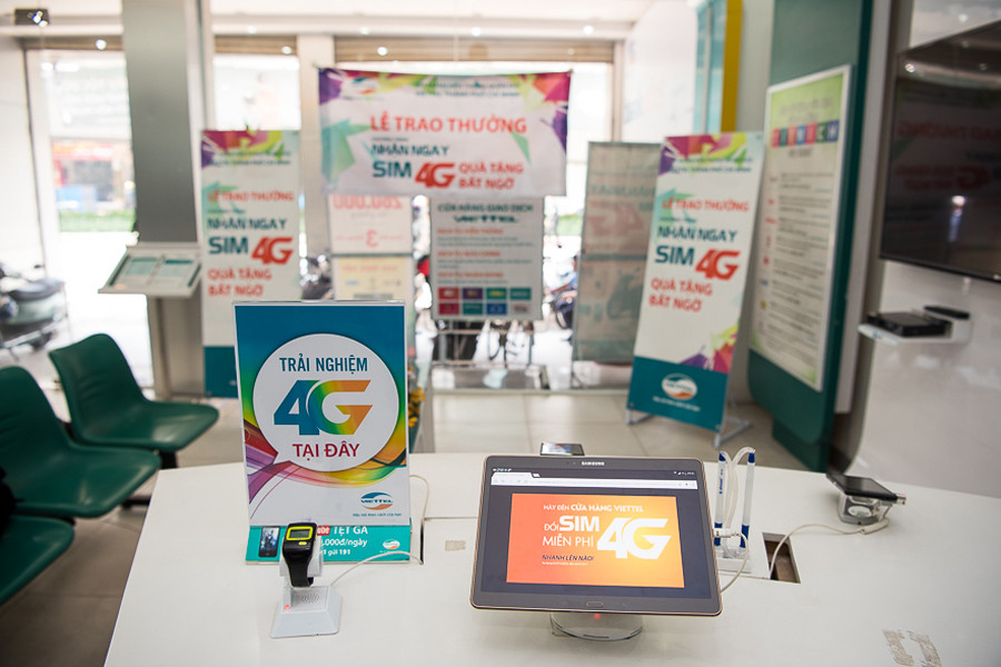 Trước đây mấy tháng, tại các cửa hàng Viettel đã bố trí những khu trải nghiệm 4G tiện nghi và trang bị các màn hình lớn giới thiệu về 4G để phục vụ khách hàng.