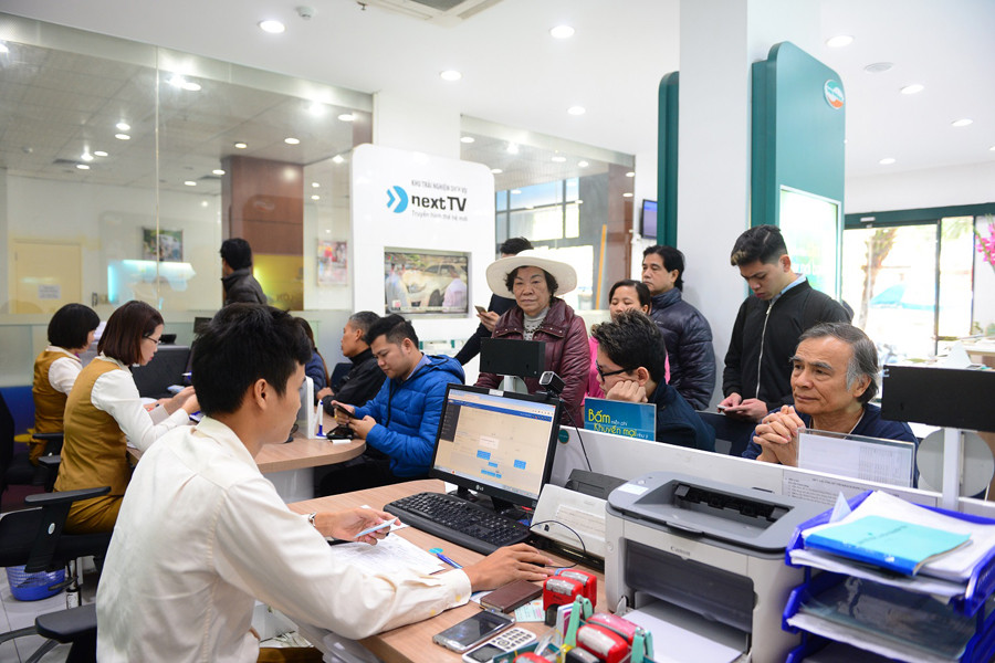 Những ngày này, lượng khách hàng đến cửa hàng để đăng kí đổi SIM và tìm hiểu các dịch vụ 4G cũng nhiều hơn.