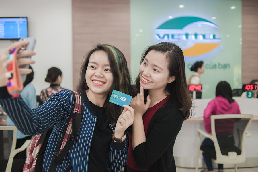 Các bạn trẻ hào hứng đến cửa hàng Viettel đổi SIM miễn phí và 'check in' bằng 4G Viettel.