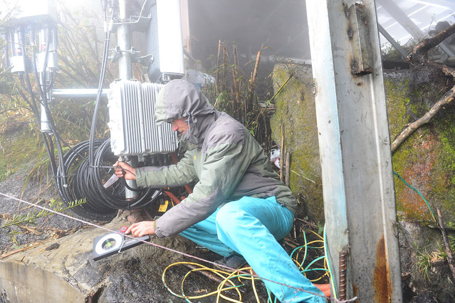 Nhân viên kỹ thuật Viettel làm việc trong điều kiện khắc nghiệt phủ 4G trên đỉnh Fansifan.