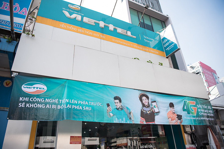 Cửa hàng ở Thành phố Hồ Chí Minh đã treo băng rôn lớn trước cửa hàng giới thiệu về việc khai trương 4G. Viettel công bố đã phủ sóng trên toàn thành phố từ ngày 1/3.
