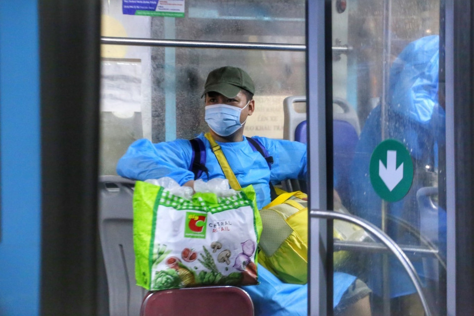 Người dân ngõ 328 và 330 Nguyễn Trãi lên xe, di dời khỏi khu phong toả. (Ảnh: Tuấn Đức/TTXVN)