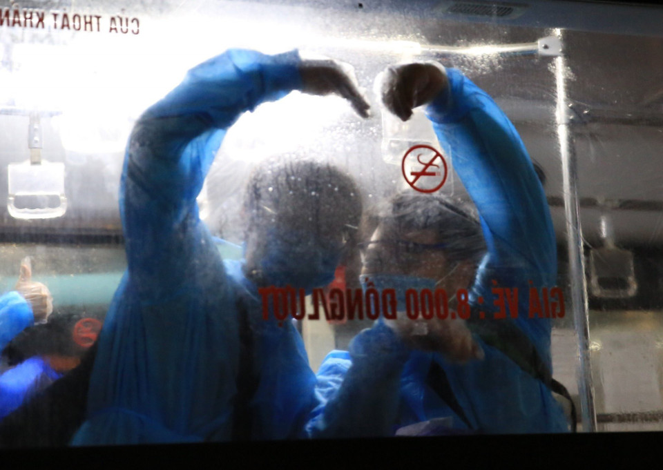 Người dân lạc quan khi đi di dời để phòng chống dịch. (Ảnh: Văn Cảnh-TTXVN