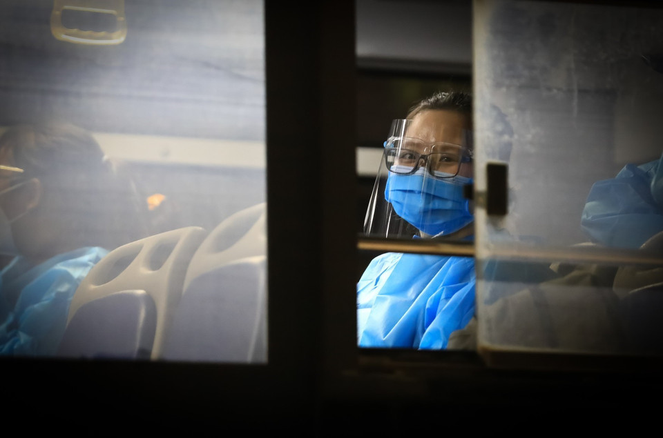 Di dời người dân không phải F1 ra khỏi "ổ dịch" phường Thanh Xuân Trung đến khu ký túc xá Đại học FPT (Hoà Lạc, Thạch Thất). (Ảnh: Thành Đạt/TTXVN)