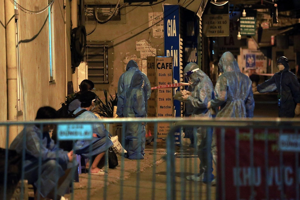 Có 150 người được dân sống trong ngõ 328 và 330 Nguyễn Trãi được di chuyển trong tối 1/9. (Ảnh: Tuấn Anh/TTXVN)