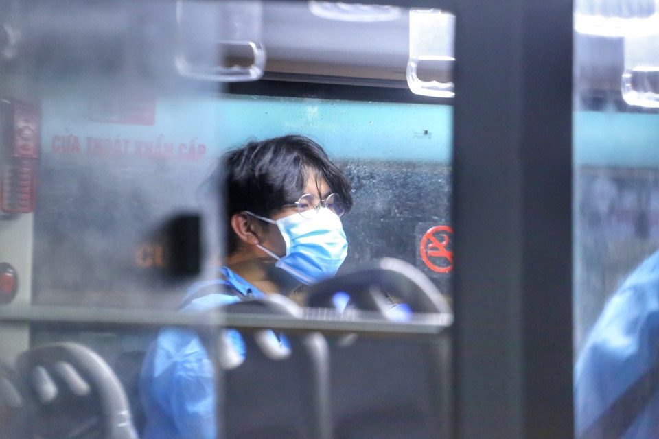 Người dân ngõ 328 và 330 Nguyễn Trãi lên xe, di dời khỏi khu phong toả. (Ảnh: Tuấn Đức/TTXVN)