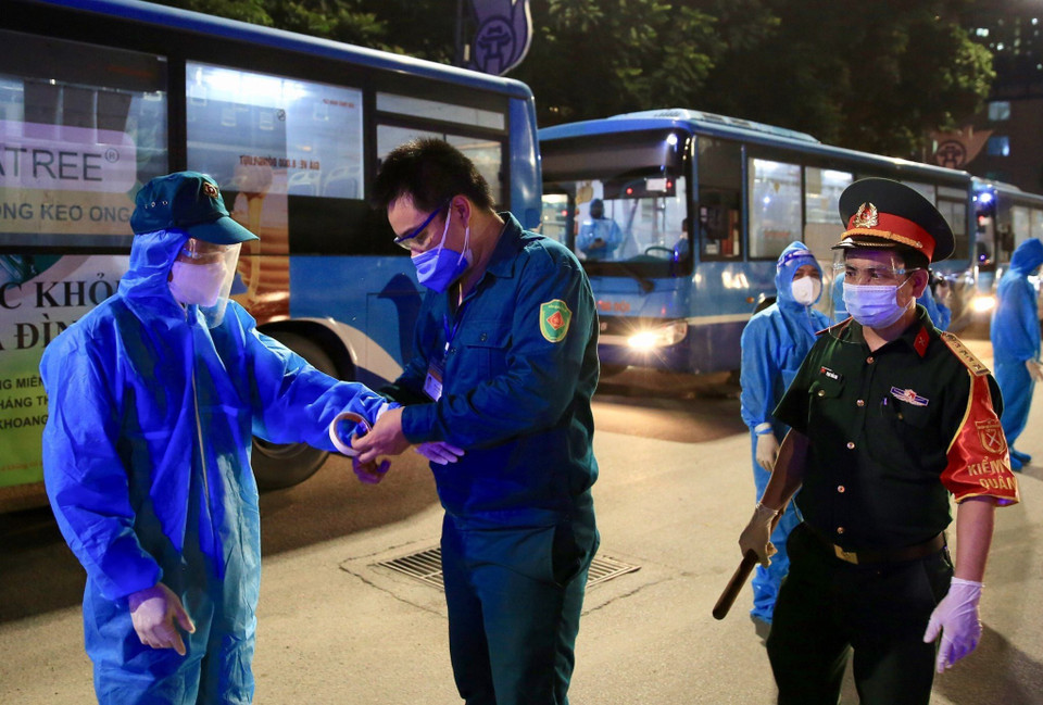 Lực lượng chức năng làm nhiệm vụ tại hiện trường. (Ảnh: Văn Cảnh-TTXVN