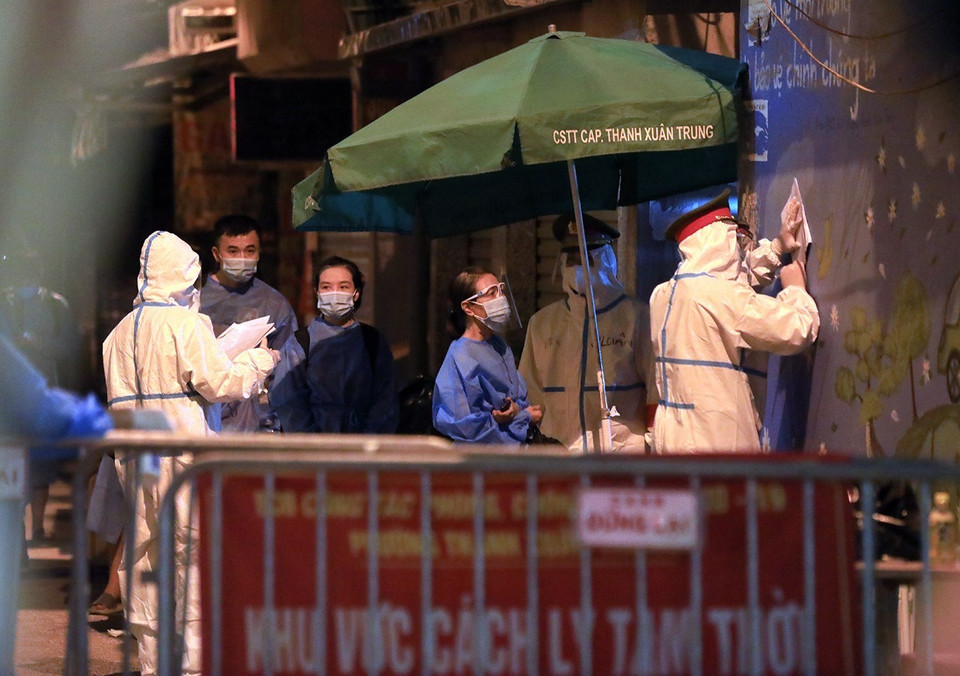  Lực lượng chức năng lập danh sách người dân di chuyển trong tối 1/9. (Ảnh: Tuấn Anh/TTXVN)