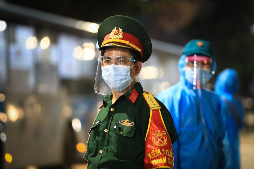  Lực lượng quân đội phối hợp cùng quận Thanh Xuân lập hàng rào mềm giữa đường Nguyễn Trãi, đảm bảo cho việc di dời người dân được an toàn. (Ảnh: Thành Đạt/TTXVN)