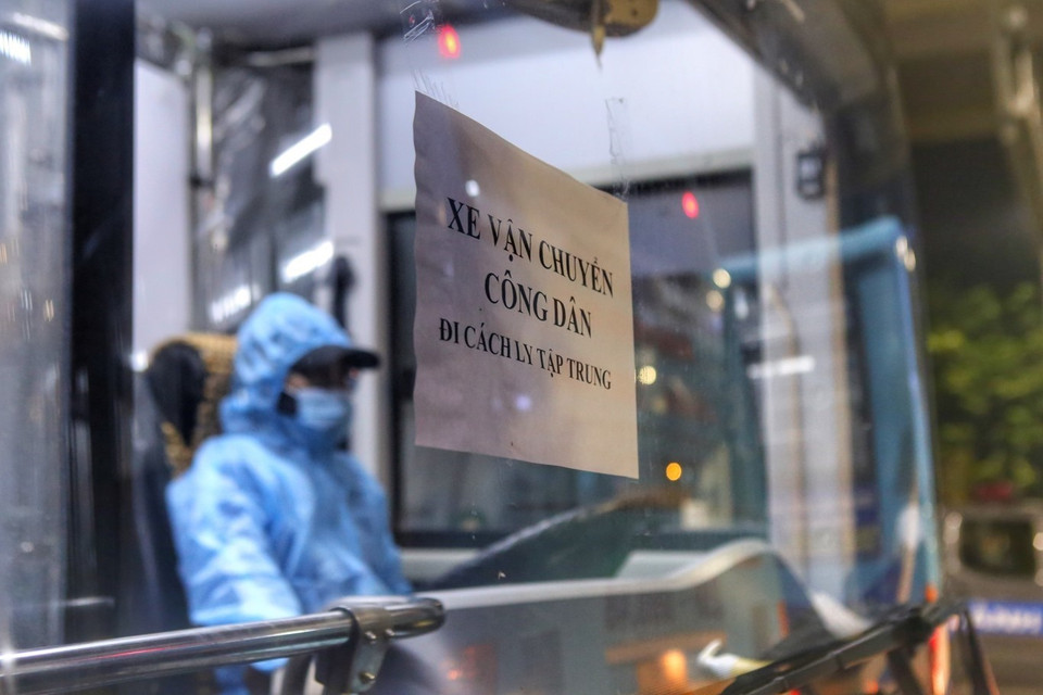 Người dân ngõ 328 và 330 Nguyễn Trãi lên xe, di dời khỏi khu phong toả. (Ảnh: Tuấn Đức/TTXVN)