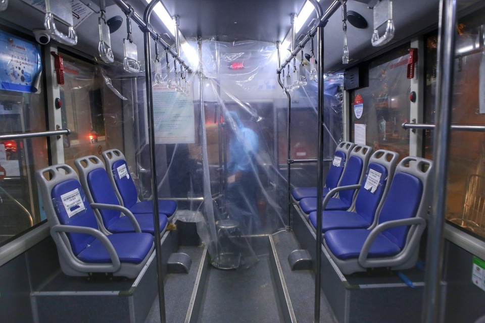 Một vách ngăn đảm bảo giãn cách giữa lái xe và những người dân tại phường Thanh Xuân Trung. (Ảnh: Tuấn Đức/TTXVN)