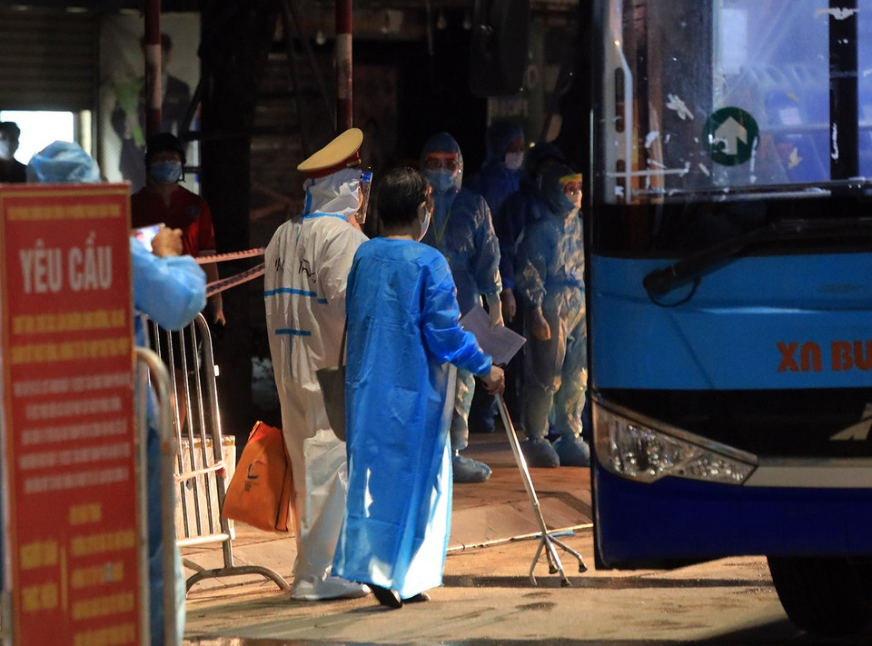 Lực lượng Công an phường Thanh Xuân Trung giúp đỡ người dân di chuyển. (Ảnh: Tuấn Anh/TTXVN)