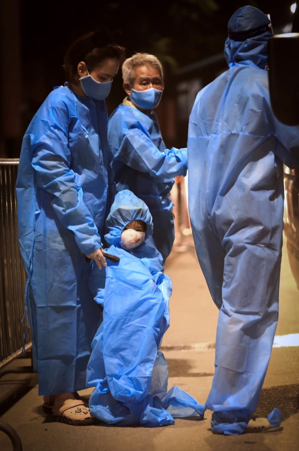 Các hộ dân ở ngõ 328 và 330 Nguyễn Trãi chuẩn bị lên xe buýt di dời khỏi ổ dịch. (Ảnh: Thành Đạt/TTXVN)