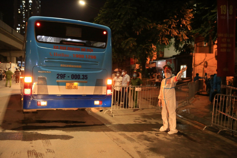 Lực lượng chức năng phân luồng ô tô đón người dân di dời. (Ảnh: Văn Cảnh-TTXVN