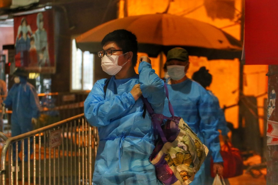 Người dân tại ngõ 328 Nguyễn Trãi di chuyển lên xe. (Ảnh: Tuấn Đức/TTXVN)