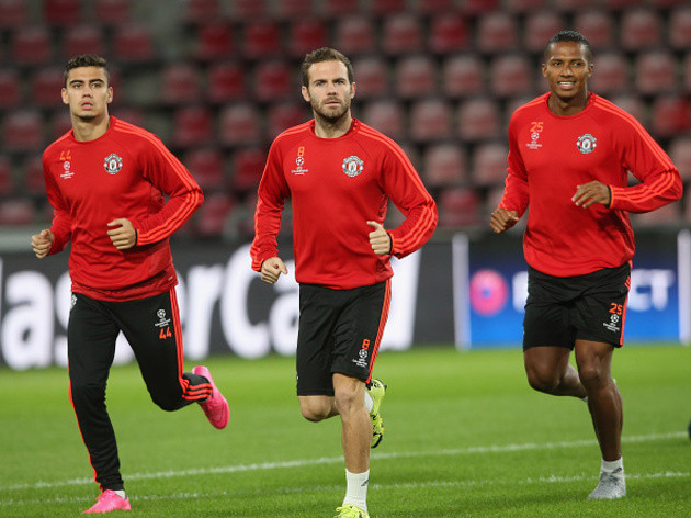 Mata và các đồng đội làm quen sân chuẩn bị cho trận gặp PSV. (Nguồn: Getty Images)