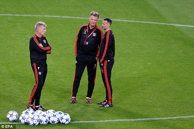 HLV Louis van Gaal cùng các trợ lý chỉ đạo buổi tập. (Nguồn: EPA)