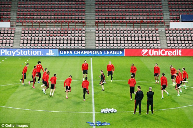 Các cầu thủ Manchester United luyện tập trên sân. (Nguồn: Getty Images)