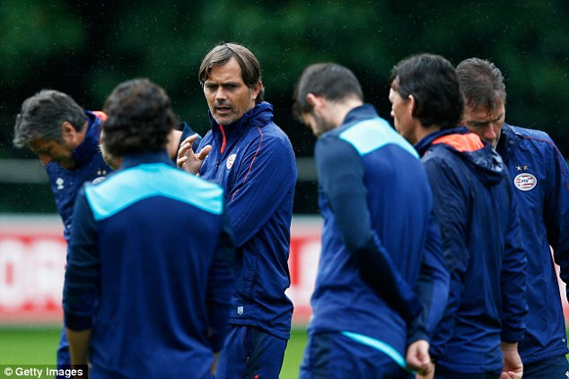  HLV PSV Eindhoven, Philippe Cocu chỉ đạo học trò. (Nguồn: Getty Images)