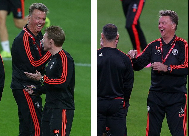 HLV Louis van Gaal khá thoải mái trên sân tập.