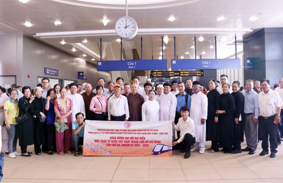 Đại biểu các dân tộc, tôn giáo, nhân sỹ, trí thức Thành phố Hồ Chí Minh thăm ga Suối Tiên và trải nghiệm chạy thử tuyến Metro số 1 (Bến Thành- Suối Tiên). (Ảnh: Xuân Khu/TTXVN)