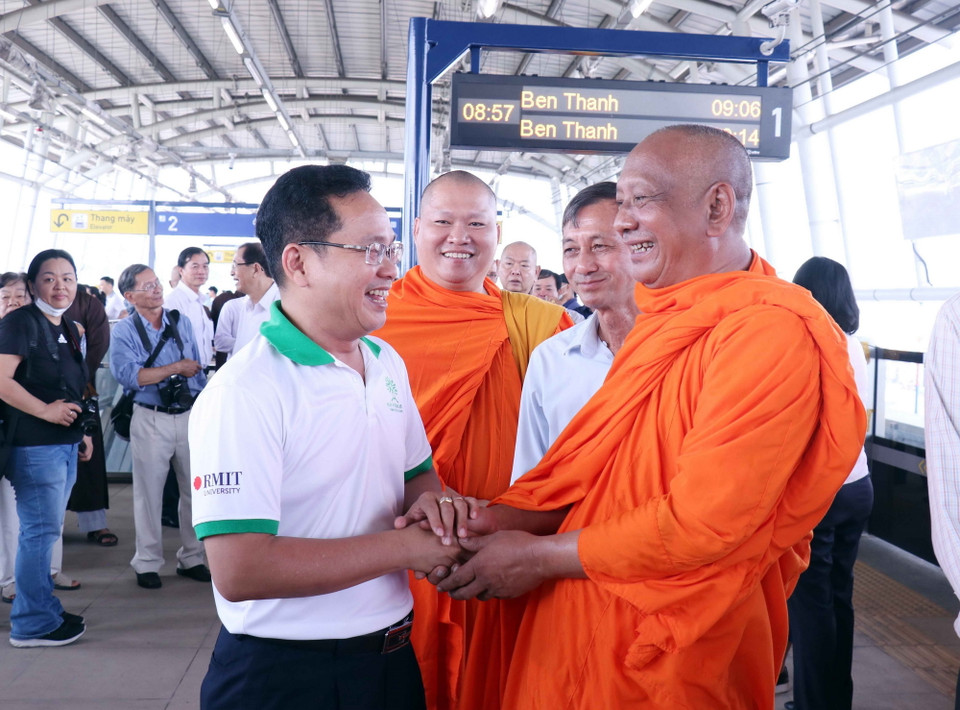 Ông Phạm Minh Tuấn, Phó Chủ tịch Ủy ban Mặt trận Tổ quốc Việt Nam Thành phố thăm hỏi Hòa thượng Danh Lung Ủy viên Thư ký Hội đồng Trị sự Giáo hội Phật giáo Việt Nam, Phó Trưởng Ban Trị sự Giáo hội Phật giáo Việt Nam Thành phố Hồ Chí Minh trước khi lên tàu trải nghiệm chạy thử tuyến Metro số 1 (Bến Thành- Suối Tiên). (Ảnh: Xuân Khu/TTXVN)