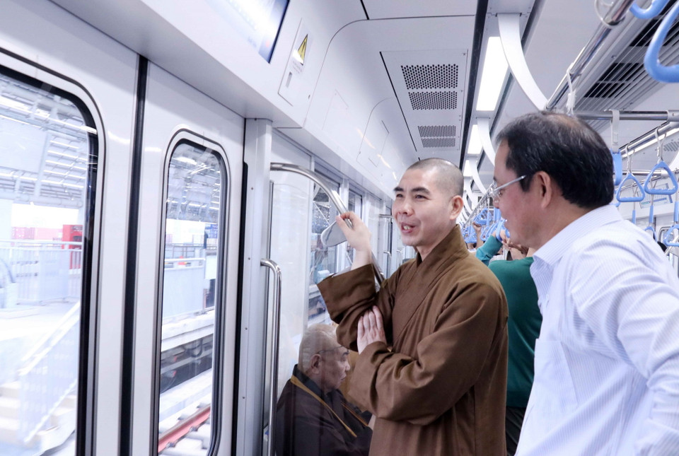 Các đại biểu Đoàn Mặt trận Tổ quốc Việt Nam Thành phố Hồ Chí Minh trải nghiệm chạy thử tuyến Metro số 1 (Bến Thành- Suối Tiên).(Ảnh: Xuân Khu/TTXVN)