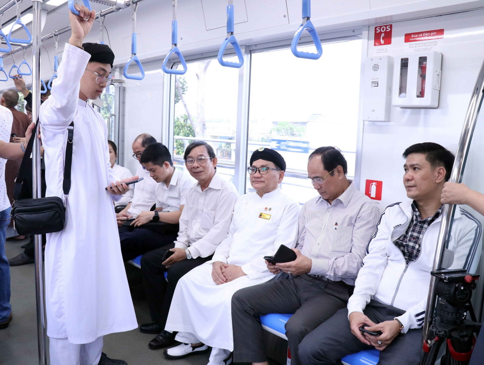 Đại biểu các dân tộc, tôn giáo, nhân sỹ, trí thức Thành phố Hồ Chí Minh thăm ga trải nghiệm chạy thử tuyến Metro số 1 (Bến Thành- Suối Tiên). (Ảnh: Xuân Khu/TTXVN)