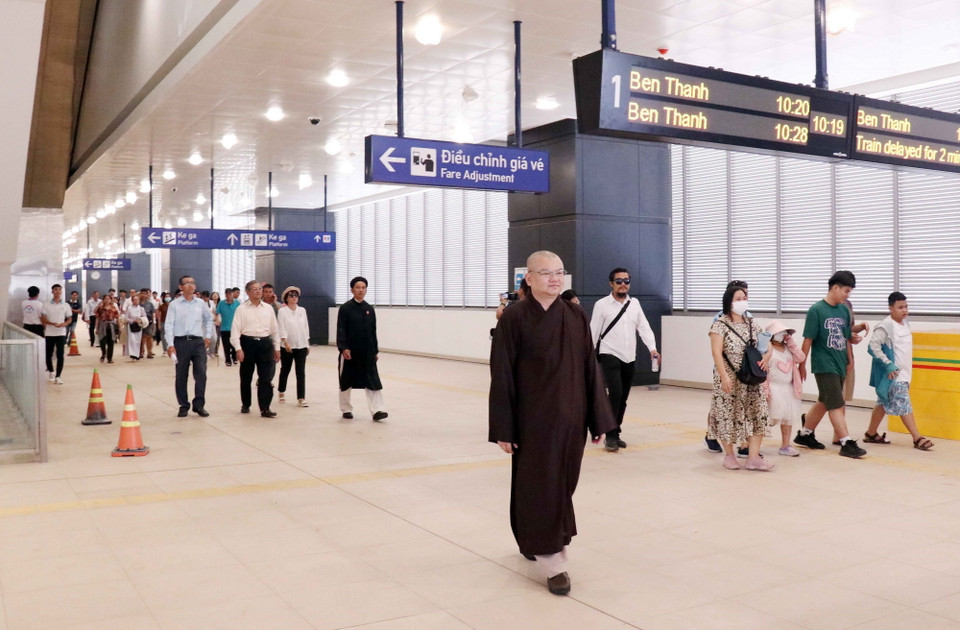 Đại biểu các dân tộc, tôn giáo, nhân sỹ, trí thức Thành phố Hồ Chí Minh thăm ga Suối Tiên và trải nghiệm chạy thử tuyến Metro số 1 (Bến Thành- Suối Tiên). (Ảnh: Xuân Khu/TTXVN)