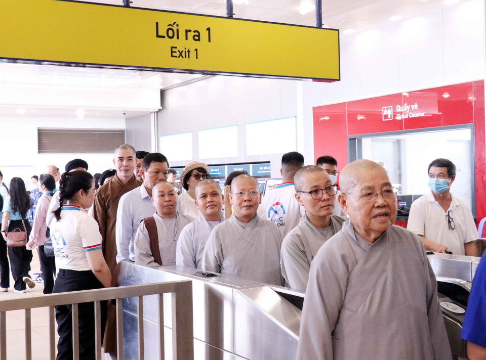 Các đại biểu Đoàn Mặt trận Tổ quốc Việt Nam Thành phố Hồ Chí Minh tham quan Ga Suối Tiên của tuyến đường sắt đô thị Metro số 1 (Suối Tiên- Bến Thành).(Ảnh: Xuân Khu/TTXVN)