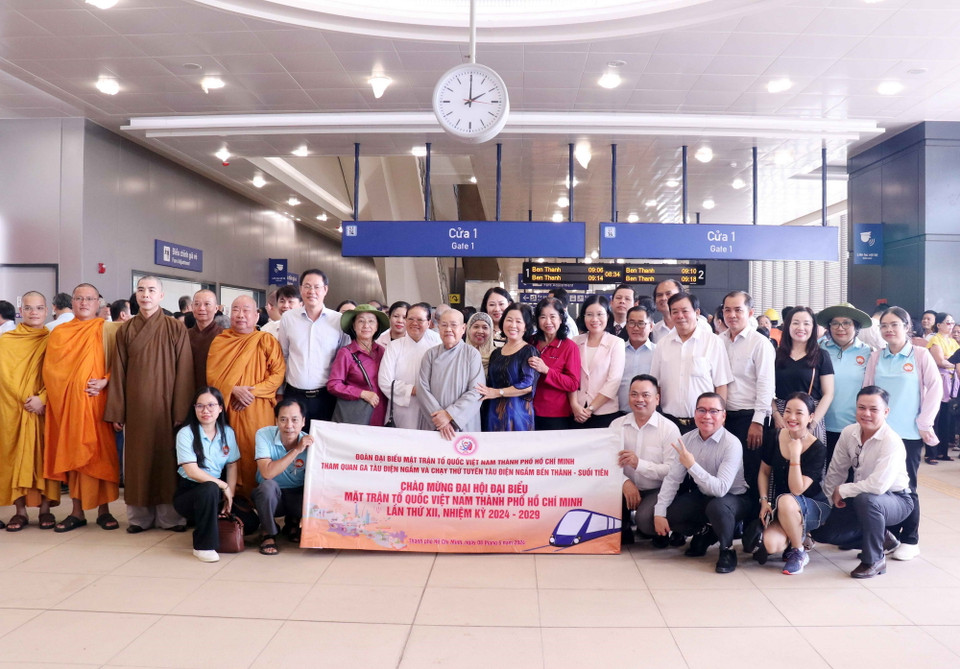 Các đại biểu dân tộc, tôn giáo, nhân sỹ, trí thức Thành phố Hồ Chí Minh thăm ga Suối Tiên và trải nghiệm chạy thử tuyến Metro số 1 (Bến Thành- Suối Tiên). (Ảnh: Xuân Khu/TTXVN)