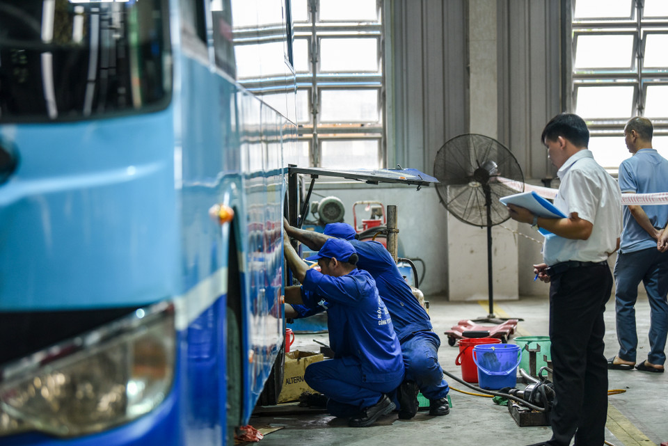 Hội thi vừa là dịp để đánh giá chất lượng tay nghề đội ngũ thợ kỹ thuật, vừa là cơ hội, sân chơi để cho các đơn vị hoạt động xe buýt học hỏi, trau dồi kỹ năng, nghiệp vụ. (Ảnh: Minh Sơn/Vietnam+)