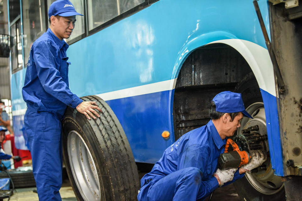 Các thao tác tháo, lắp lốp được thực hiện thuần thục. (Ảnh: Minh Sơn/Vietnam+)