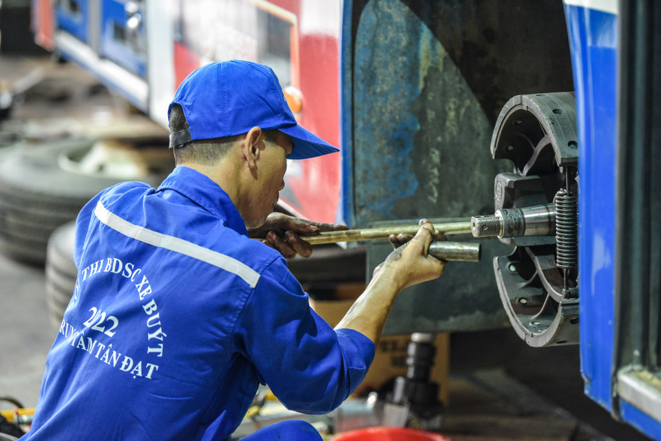 Các kỹ thuật viên dự thi bảo dưỡng, sửa chữa tháo lốp và kiểm tra hệ thống trục bánh xe. (Ảnh: Minh Sơn/Vietnam+)