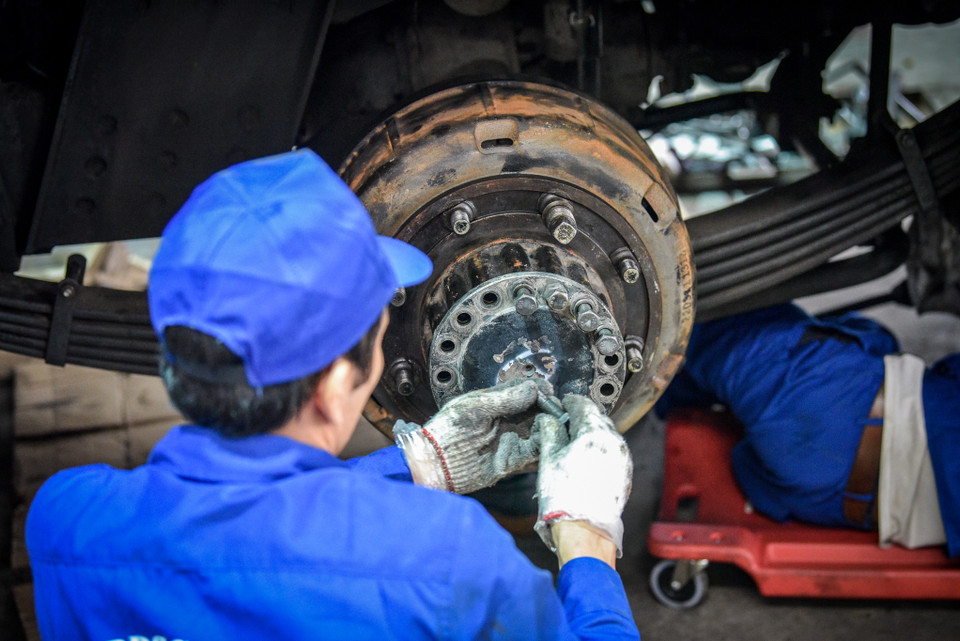 Những chi tiết nhỏ nhất đều được kiểm tra kỹ càng. (Ảnh: Minh Sơn/Vietnam+)